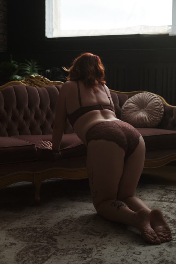 booty shot of woman in two piece lingerie set plus size boudoir photography Toronto - Provocateur Images