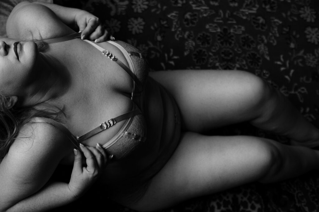 Toronto boudoir photography plus size curvy overweight larger figure