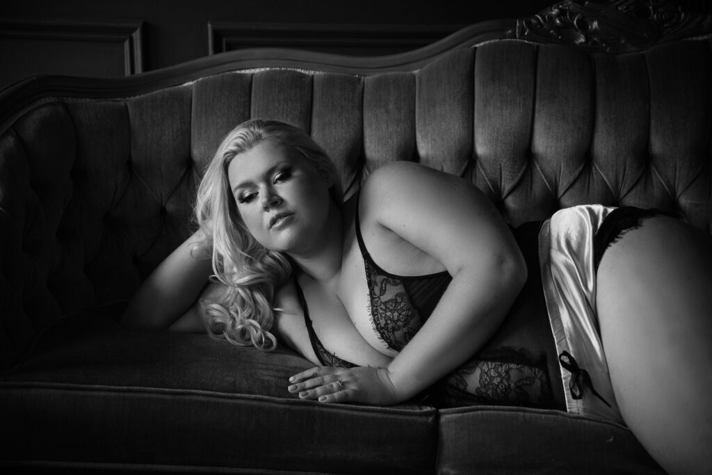 Toronto boudoir photography plus size curvy overweight larger figure