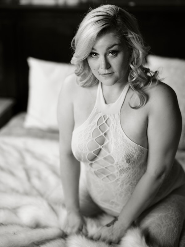 toronto curvy boudoir photography sexy plus size curvy classy