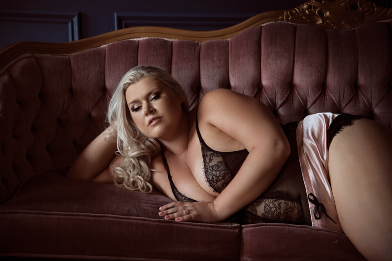 toronto curvy boudoir photography sexy plus size curvy classy